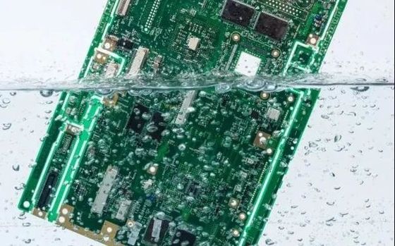 Máquina de limpieza de circuitos industriales.